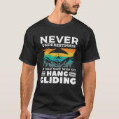 Never Underestimate An Old Man Who Go Hang Gliding Tシャツ (正面)