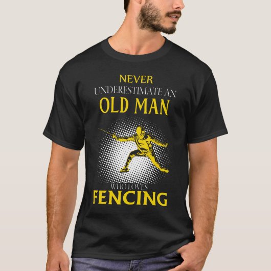 Never Underestimate an Old Man Who Loves FENCING Tシャツ (正面)