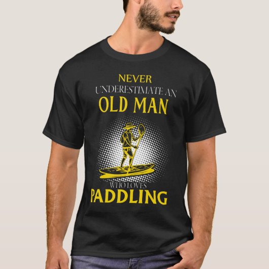 Never Underestimate an Old Man Who Loves Paddling Tシャツ (正面)