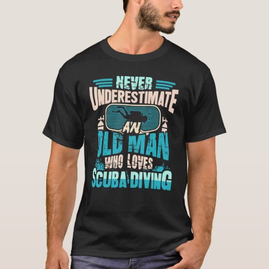 Never Underestimate An Old Man Who Loves Scuba Div Tシャツ (正面)