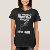 Never Underestimate An Old Man Who Loves Scuba Div Tシャツ (正面)