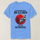 Never Underestimate An Old Man Who Loves Water Ski Tシャツ (デザイン正面)
