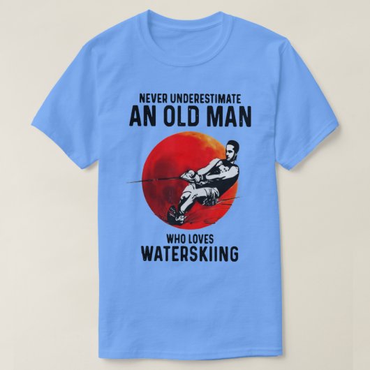 Never Underestimate An Old Man Who Loves Water Ski Tシャツ (デザイン正面)