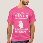 Never Underestimate An Old Man Who Photography Tシャツ (正面)
