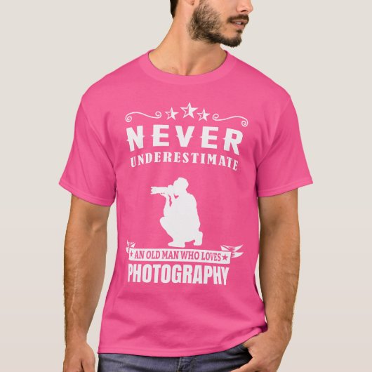 Never Underestimate An Old Man Who Photography Tシャツ (正面)
