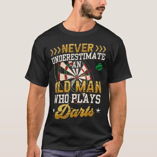 Never Underestimate An Old Man Who Plays Darts Fun Tシャツ (正面)