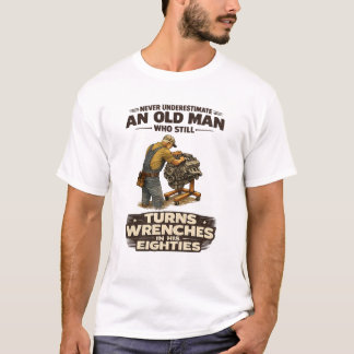 Never Underestimate an Old Man Who Still Turns Wre Tシャツ