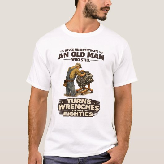 Never Underestimate an Old Man Who Still Turns Wre Tシャツ (正面)