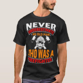 Never Underestimate An Old Man Who Was A Firefight Tシャツ (正面)