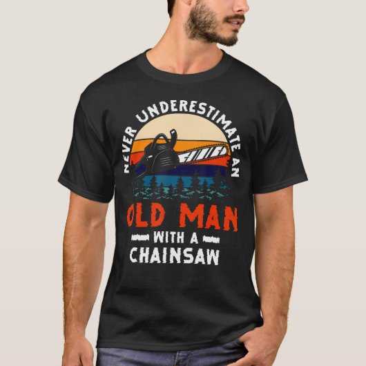 Never Underestimate An Old Man With A Chainsaw Woo Tシャツ (正面)