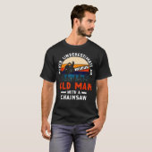 Never Underestimate An Old Man With A Chainsaw Woo Tシャツ (正面フル)