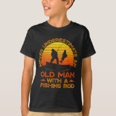 Never Underestimate An Old Man With A Fishing Rod  Tシャツ (正面)