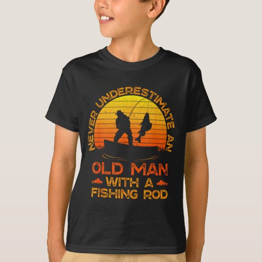 Never Underestimate An Old Man With A Fishing Rod  Tシャツ (正面)