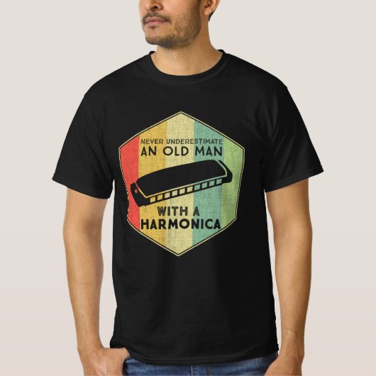 Never Underestimate An Old Man With A Harmonica Tシャツ (正面)