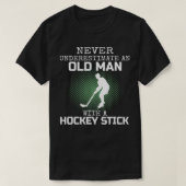 Never Underestimate An Old Man With A Hockey Stick Tシャツ (デザイン正面)