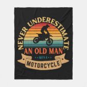 Never underestimate an old man with a motorcycle フリースブランケット (正面)