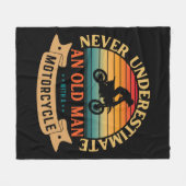 Never underestimate an old man with a motorcycle フリースブランケット (正面(横))