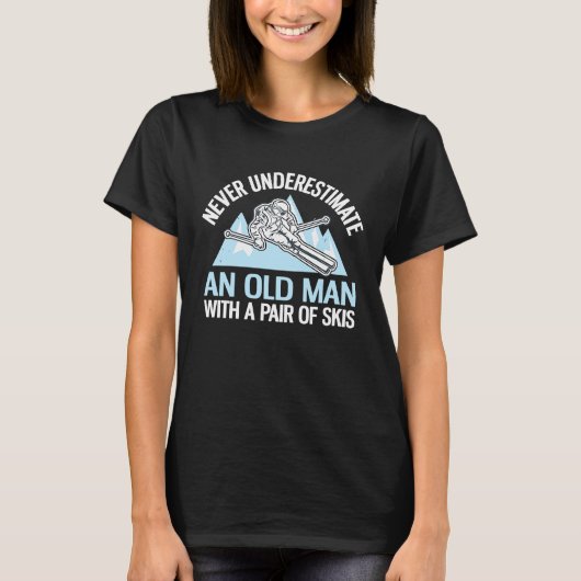 Never Underestimate An Old Man With A Pair Of Skis Tシャツ (正面)