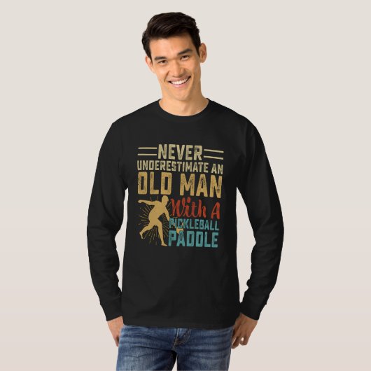 Never Underestimate An Old Man With A Pickleball P Tシャツ (正面フル)