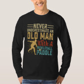 Never Underestimate An Old Man With A Pickleball P Tシャツ (正面)