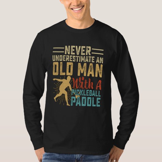 Never Underestimate An Old Man With A Pickleball P Tシャツ (正面)
