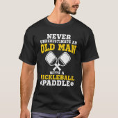 Never Underestimate An Old Man With a Pickleball P Tシャツ (正面)