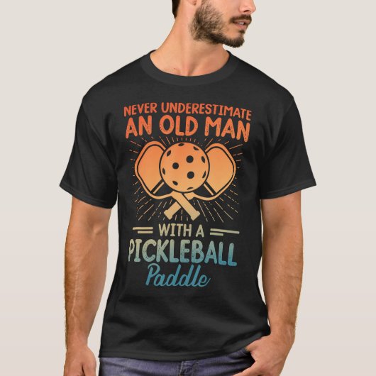 Never Underestimate An Old Man With A Pickleball P Tシャツ (正面)