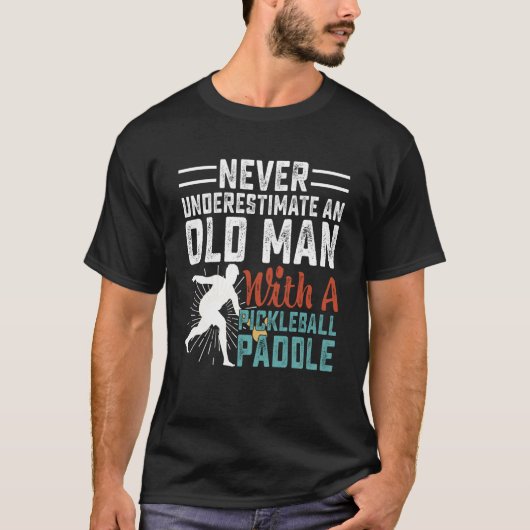 Never Underestimate An Old Man With A Pickleball P Tシャツ (正面)