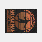 Never Underestimate An Old Man With A Racket Funny フリースブランケット (正面(横))