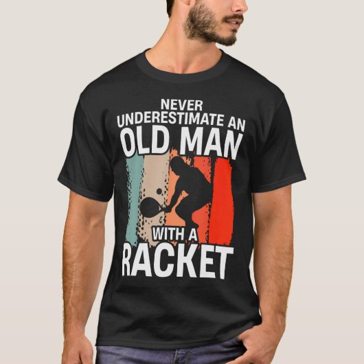 Never Underestimate An Old Man With A Racket Funny Tシャツ (正面)