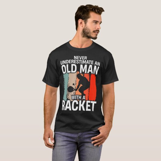 Never Underestimate An Old Man With A Racket Funny Tシャツ (正面フル)