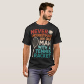 Never Underestimate An Old Man With A Tennis Racke Tシャツ (正面フル)