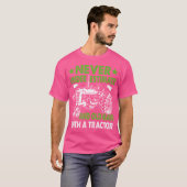 Never Underestimate An Old Man With A Tractor Tシャツ (正面フル)