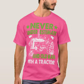 Never Underestimate An Old Man With A Tractor Tシャツ (正面)