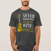 Never underestimate an old man with a ukulele tシャツ (正面)