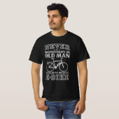Never Underestimate an Old Man With An E-Bike Tシャツ (正面フル)