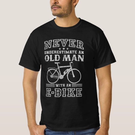 Never Underestimate an Old Man With An E-Bike Tシャツ (正面)