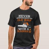 Never Underestimate An Old Man With Chainsaw Lumbe Tシャツ (正面)