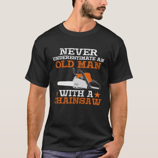 Never Underestimate An Old Man With Chainsaw Lumbe Tシャツ (正面)