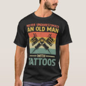 Never Underestimate An Old Man With Tattoos Tシャツ (正面)