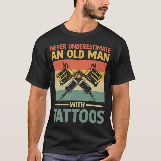 Never Underestimate An Old Man With Tattoos Tシャツ (正面)