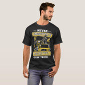 Never Underestimate An Old Man With Tow Truck Tow  Tシャツ (正面フル)