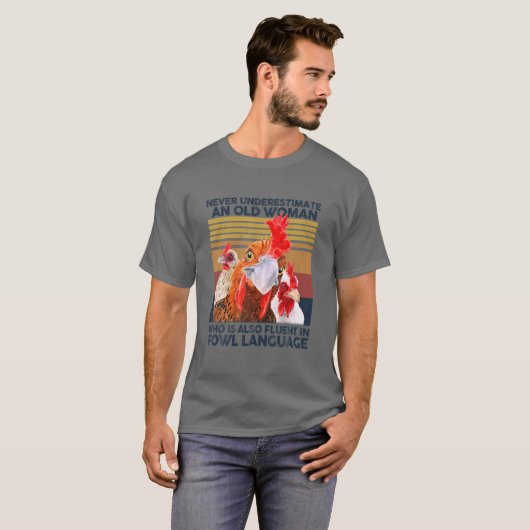 Never Underestimate An Old Woman Fluent In Fowl La Tシャツ (正面フル)
