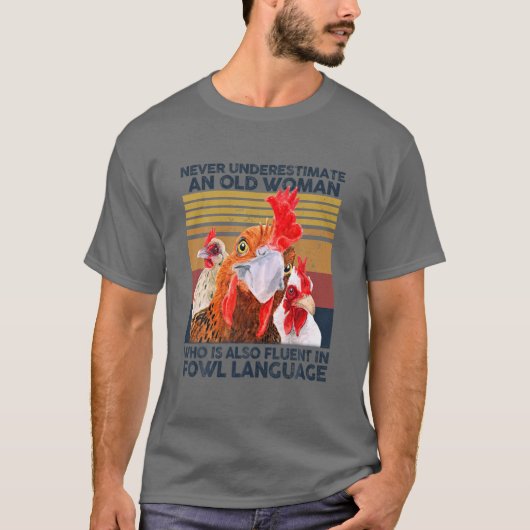 Never Underestimate An Old Woman Fluent In Fowl La Tシャツ (正面)