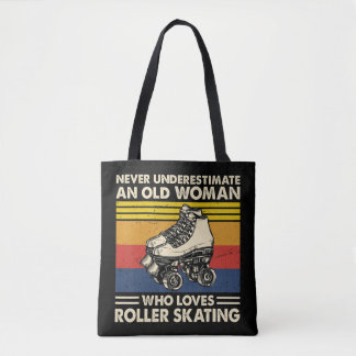 Never underestimate an old woman loves roller skat トートバッグ