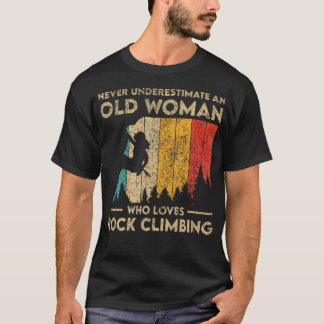 Never Underestimate An Old Woman Rock Climbing Bou Tシャツ