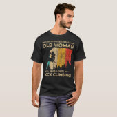 Never Underestimate An Old Woman Rock Climbing Bou Tシャツ (正面フル)
