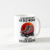 Never Underestimate An Old Woman Who Loves Roller  コーヒーマグカップ (正面右)