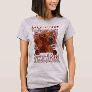 Never Underestimate An Old Woman With A Dachshund Tシャツ