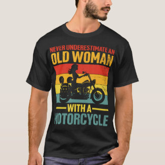 Never Underestimate An Old Woman With A Motorcycle Tシャツ